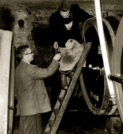 1964 Weinverkostung vom Fass - von links - Senior Siegfried Sölva & Sohn Peter Sölva